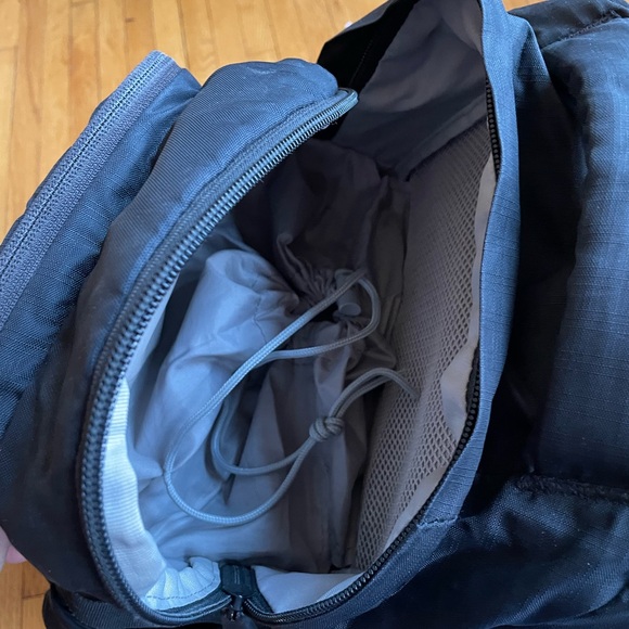 PacSafe travel safe crossbody laptop backpack with camera compartment - Picture 3 of 7